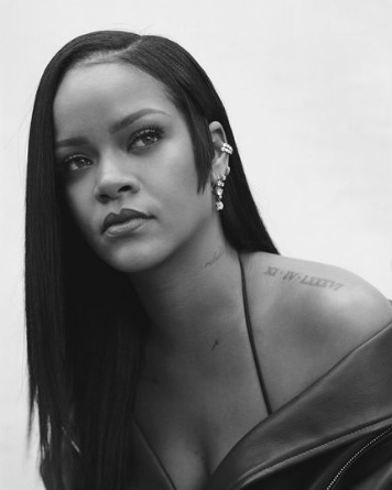 Rihanna olhando pro lado numa foto em preto e branco