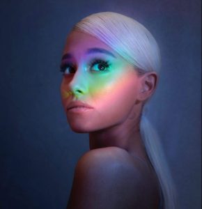 Ariana Grande em imagem promocional. Imagem: Divulgação.