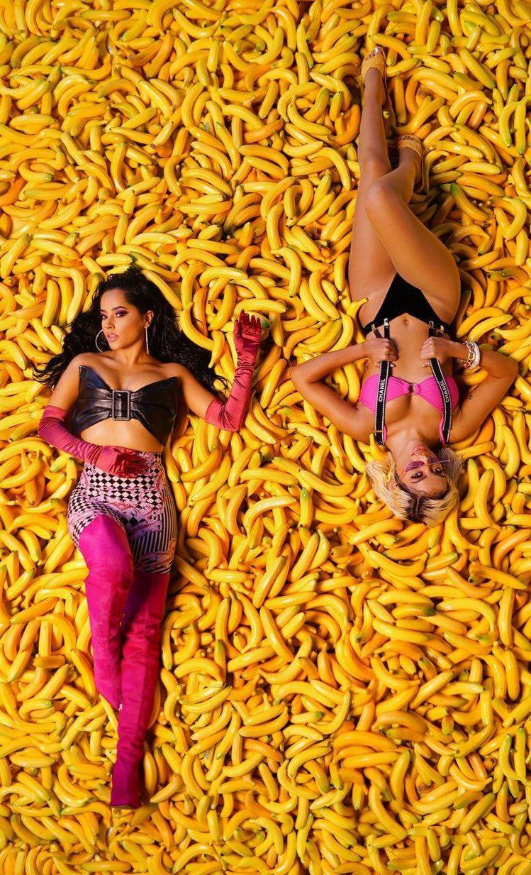 Anitta e Becky G em imagem promocional. Imagem: Divulgação.