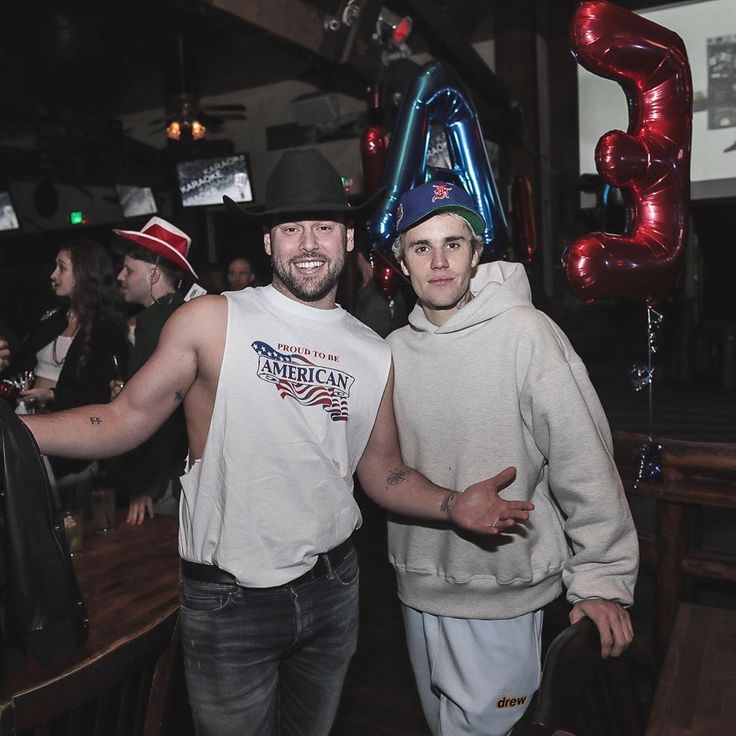 Justin Bieber e Scooter Braun. 