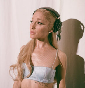 Ariana Grande em imagem promocional. Imagem: Divulgação / Shannon Beveridge.