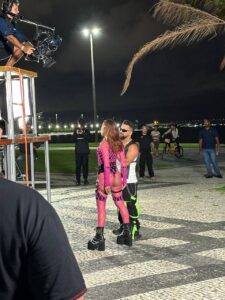 Anitta e Dennis DJ nos bastidores da gravação. Imagem: Reprodução.