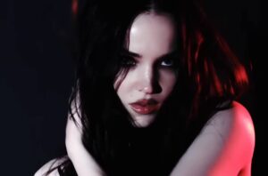 Dove Cameron no 'visualizer' de "Lethal Woman". Imagem: Youtube.