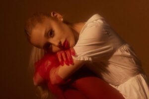 Ariana Grande em imagem promocional. Imagem: Divulgação.