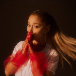 Ariana Grande em imagem promocional. Imagem: Divulgação.