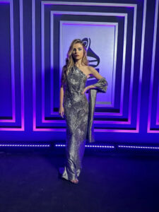 GIULIA no tapete vermelho da premiére da 24ª edição do Grammy Latino, em 2023. Imagem: Divulgação.