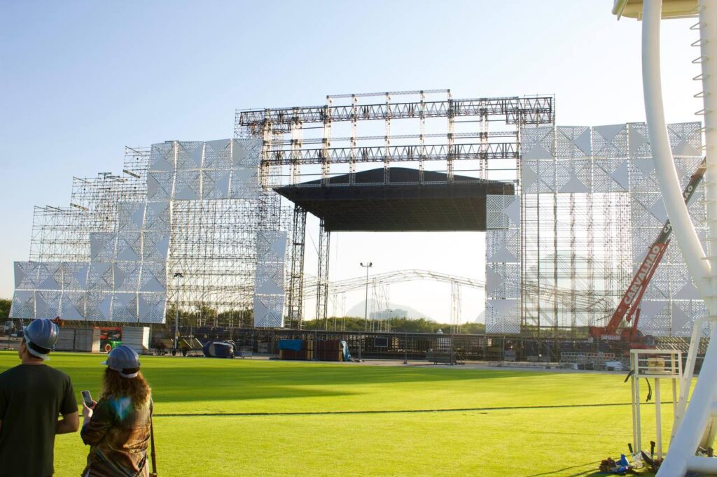 Montagem do Palco Mundo. Imagem: Vinicius Marinho / Poptivo - Portal Famosos.