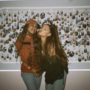 Victoria Monét e Ariana Grande em imagem publicada nas redes sociais. Imagem: Internet.