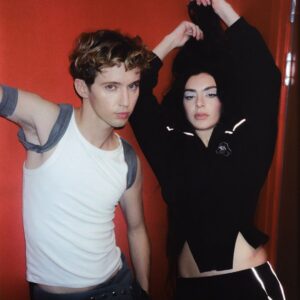 Troye Sivan e Charli XCX em imagem promocional. Imagem: Divulgação.