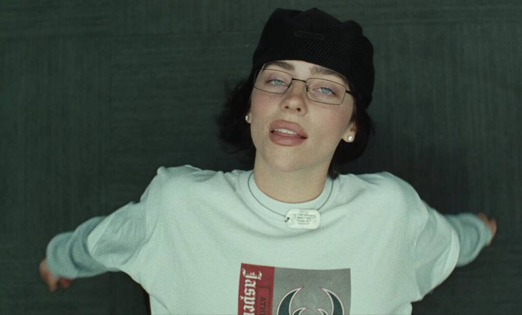 Billie Eilish no videoclipe de "BIRS OF A FEATHER". Imagem: Youtube.