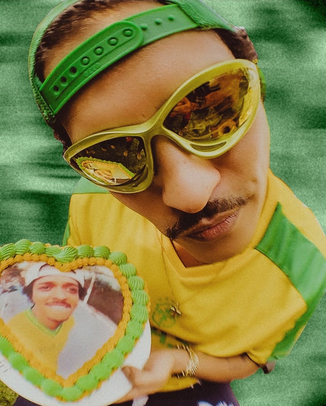 Bruno Mars tira foto com seu bolo de aniversário com tema verde e amarelo