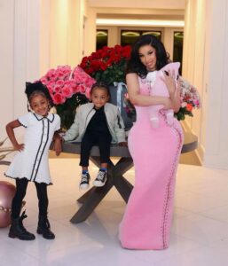 Cardi B e os filhos em imagem publicada nas redes sociais. Imagem: Instagram.