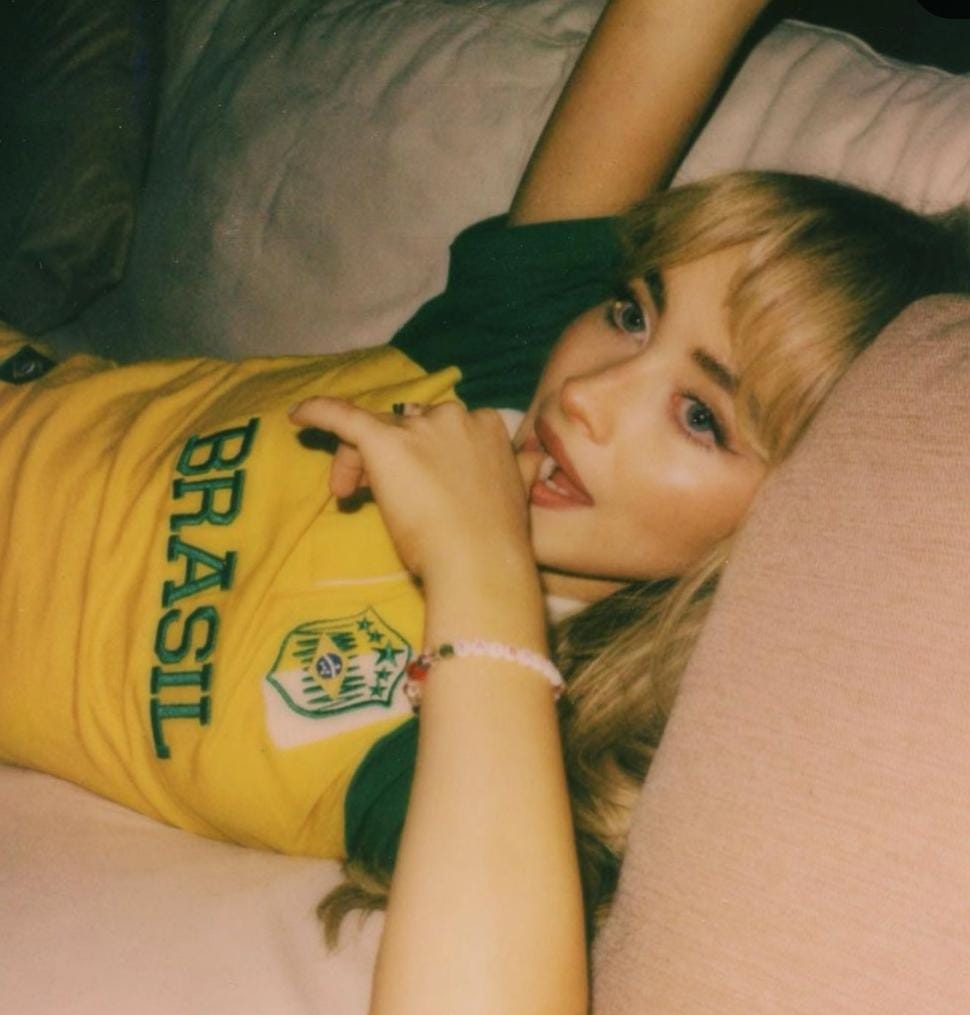 Sabrina Carpenter usando camisa do Brasil. Imagem: Instagram