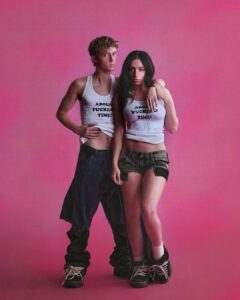 Charli XCX e Troye Sivan imagem para a ID Magazine.