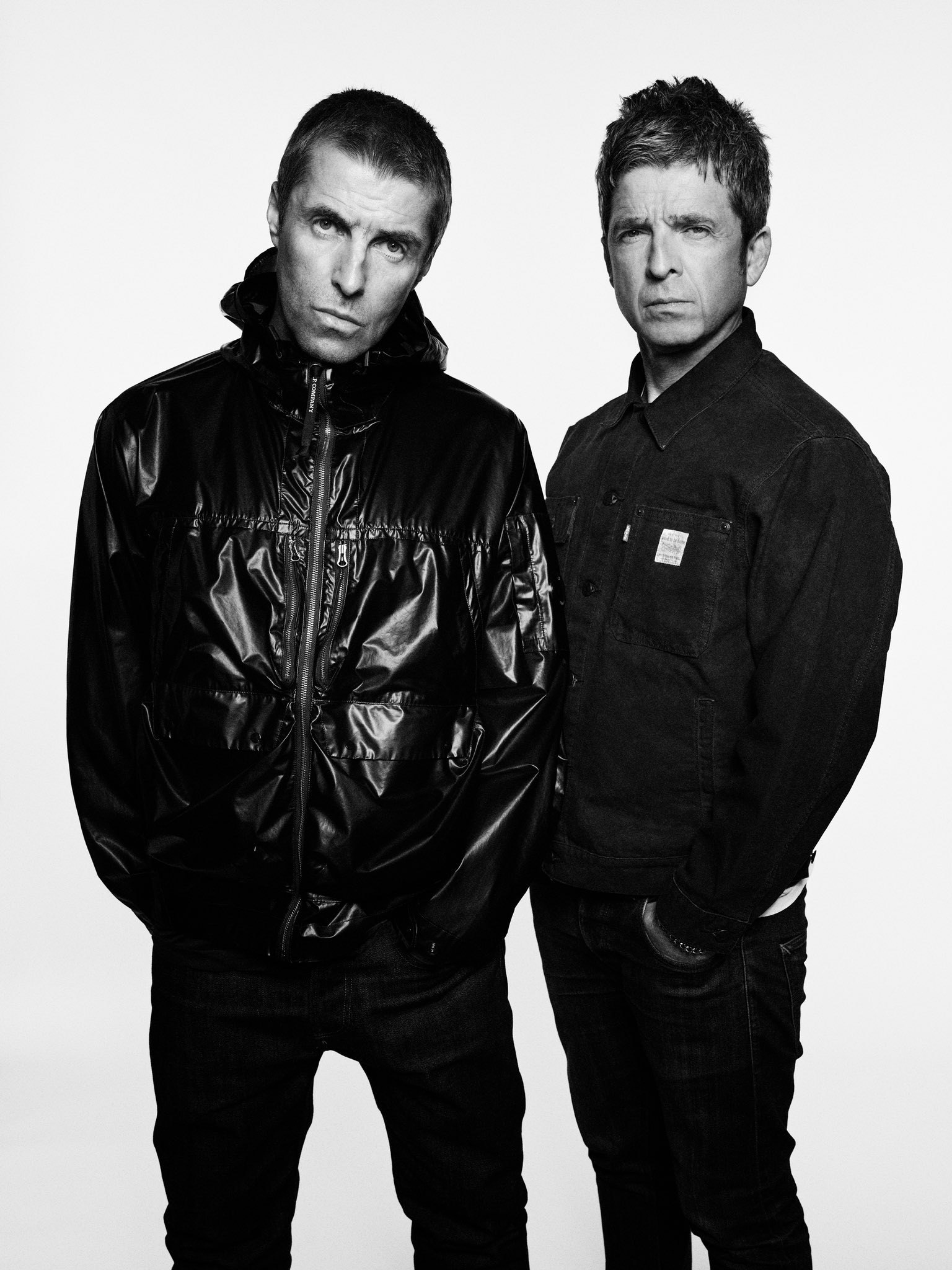 Liam e Noel Gallagher em foto promocional da volta da banda Oasis. Imagem: Divulgação