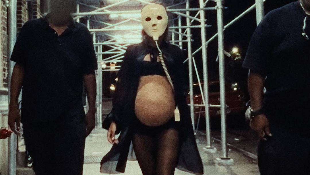 Anitta no videoclipe de "São Paulo". Imagem: Divulgação.