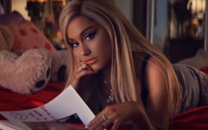 Ariana Grande em imagem promocional. Imagem: Divulgação.