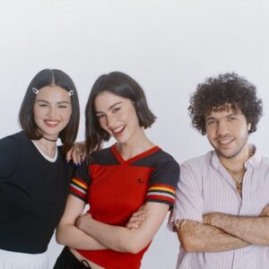 Selena Gomez, Grace Abrams e Benny Blanco em imagem promocional. Imagem: Divulgação.