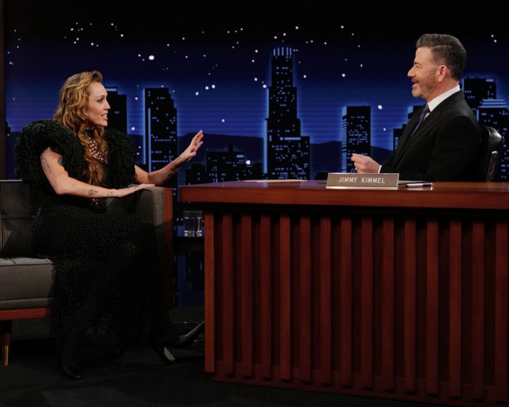 Miley Cyrus e Jimmy Kimmel. Imagem: Youtube.