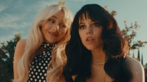 Sabrina Carpenter e Jenna Ortega em imagem promocional. Imagem: Divulgação.