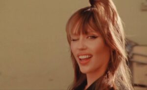 Miley Cyrus no trailer do filme “Something Beautiful: The Movie". Imagem: Divulgação.