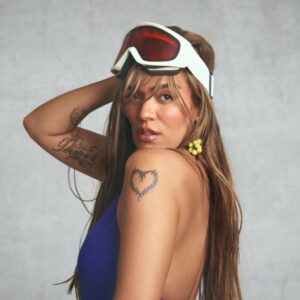 Karol G em imagem promocional. Imagem: Divulgação.