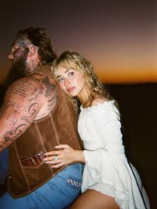 Sabrina Carpenter durante as gravações do videoclipe de "Manchild." Imagem: Instagram.