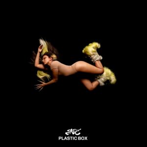 JADE na capa de seu novo single, "Plastic Box".Imagem: Divulgação