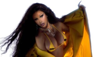 Cardi B em foto promocional para o single "Outside." Imagem: Divulgação.