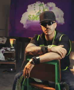 Feid em foto promocional para seu novo álbum "FERXXO VOL X: Sagrado". Imagem: Divulgação.