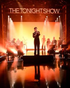 Benson Boone no The Tonight Show. Imagem: @toddowyoung / Divulgação.