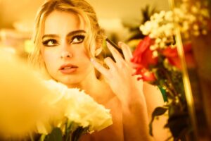 Addison Rae em foto promocional para seu álbum de estreia. Imagem: Divulgação.