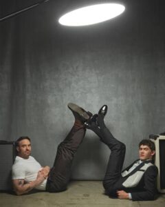 Joe Locke e Charlie Cox para a entrevista na Variety.Imagem: Divulgação.