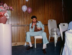 Bad Bunny nos bastidores do videoclipe de "NUEVAYoL". Imagem: Divulgação.