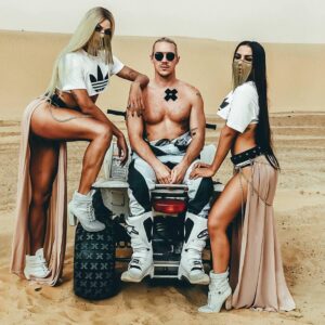 Diplo, Anitta e Pabllo Vittar no videoclipe de "Sua Cara". Imagem: Divulgação.