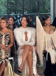 Karol G, Dua Lipa e Cardi B no desfile da Schiaparelli. Imagem: Internet.
