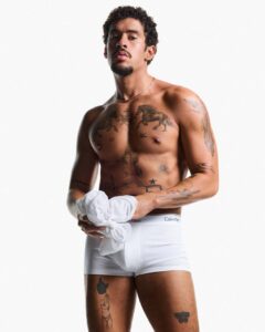 Bad Bunny em propaganda para a Calvin Klein. Imagem: Divulgação.