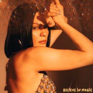 Capa do single "Believe In Magic". Imagem: Divulgação.