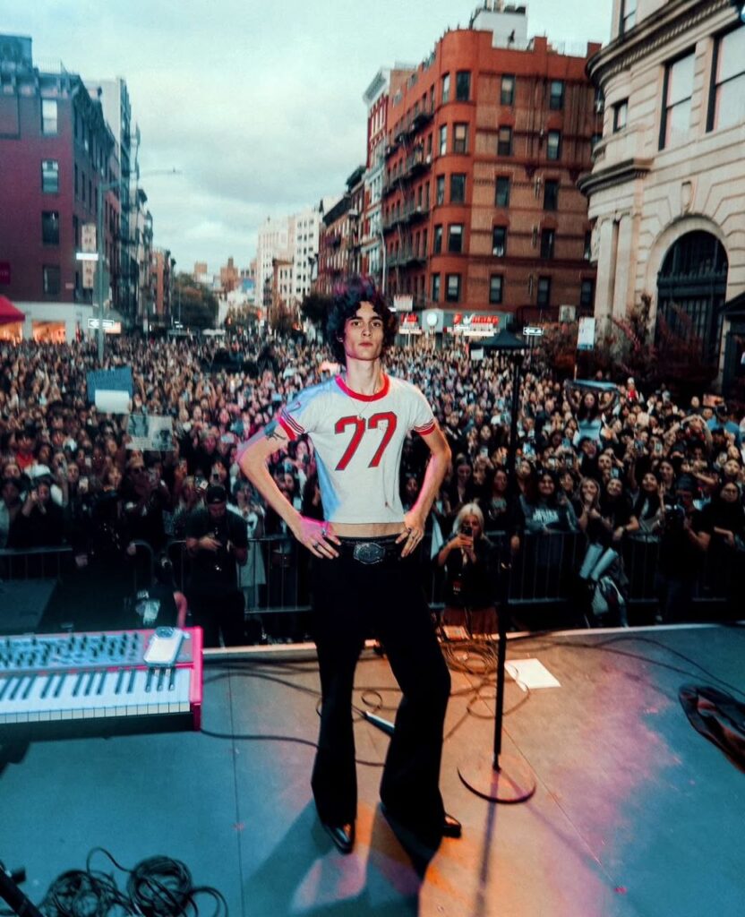 Sombr em Show de lançamento de “I Barely Know Her” . Imagem: Divulgação
