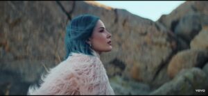 Halsey no videoclipe de “Gasoline”. Imagem: reprodução