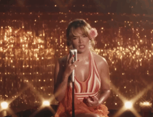 Karol G no videoclipe de "Se Puso Linda". Imagem: Reprodução.