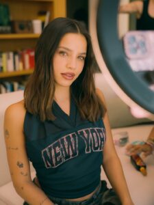 Emilia em imagem promocional. Imagem: Divulgação.