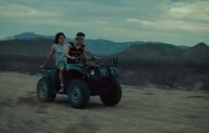 Conan Gray no videoclipe de "Caramel". Imagem: Divulgação.