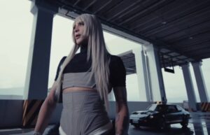 Pabllo Vittar no videoclipe de "MEXE". Imagem: Divulgação.