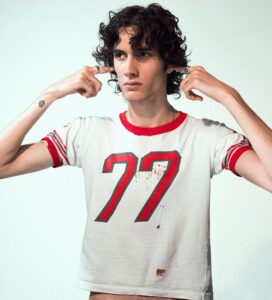 Sombr em imagem promocional. Imagem: Divulgação.