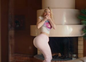 Zara Larsson no videoclipe de "Crush". Imagem: YouTube.