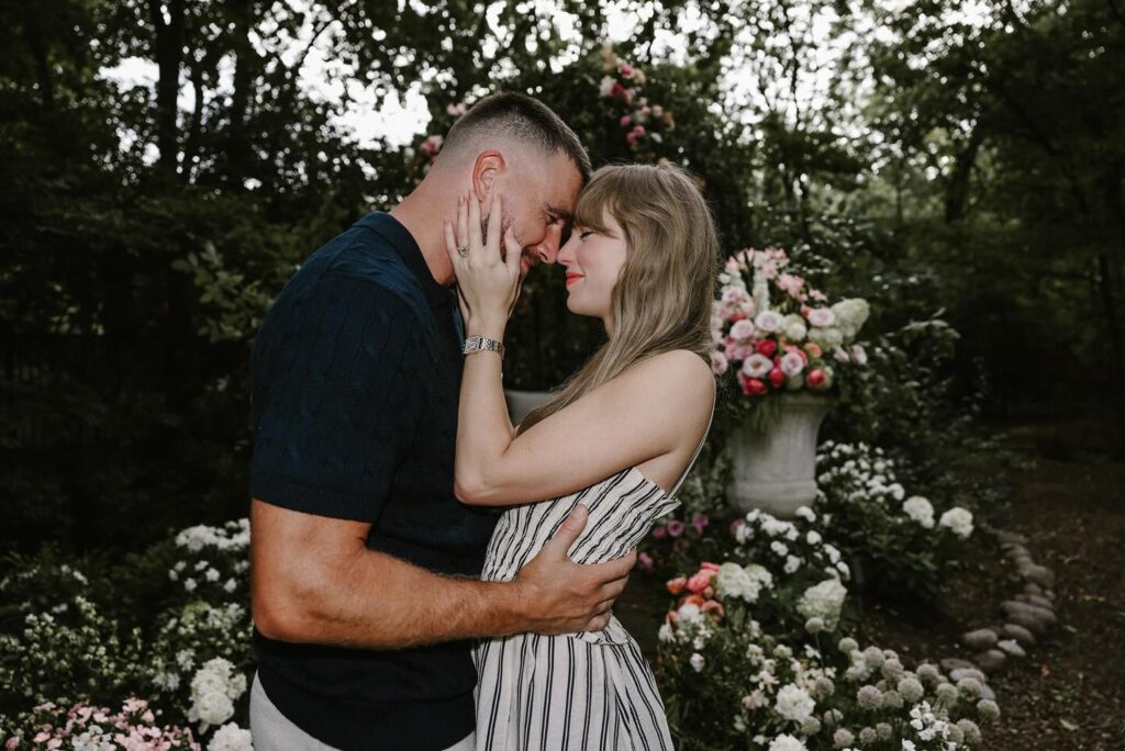 Taylor Swift e Travis Kelce em foto publicada em suas redes sociais. Imagem: Instagram.