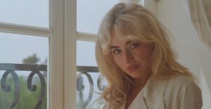 Sabrina Carpenter em foto promocional para o álbum "Man's Best Friend". Imagem: Reprodução.