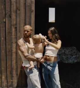 Justin Bieber e sua família em foto promocional para o álbum "Swag II". Imagem: Reprodução.