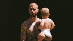 Justin Bieber e Jack Blues Bieber em foto promocional para o álbum "Swag II". Imagem: Reprodução.